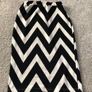 Black/white chevron. Polyester/spandex mid skirt.